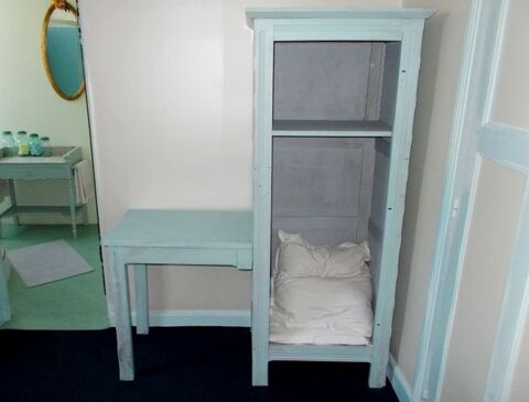 meuble en bois table bureau et penderie atypique original 250 Monflanquin (47)