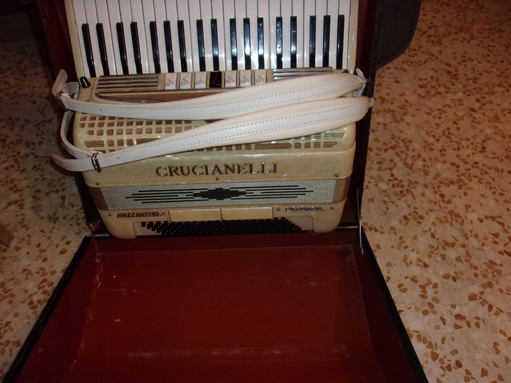 Accord&eacute;on Crucianelli &eacute;lectrifi&eacute; Instruments de musique