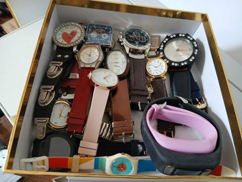  Lot de 20 montres stylées différentes, boite dorée N°1469 20 Beaune (21)