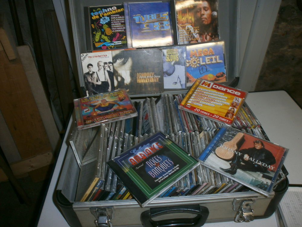 lot de CD avec valise de transport CD et vinyles