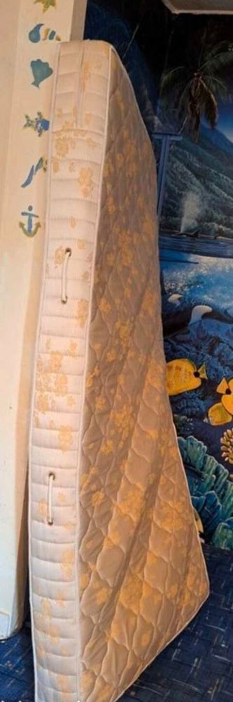 cadre de lit en fer blanc avec sommier     lattes et son matelas Dagny (77)