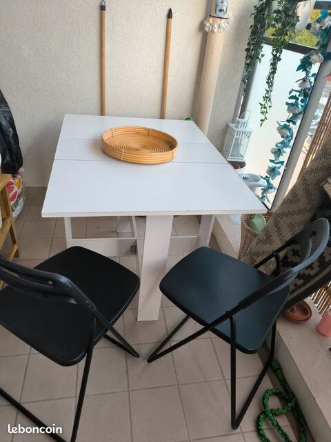 Table Ikea avec deux chaises Villeurbanne (69)