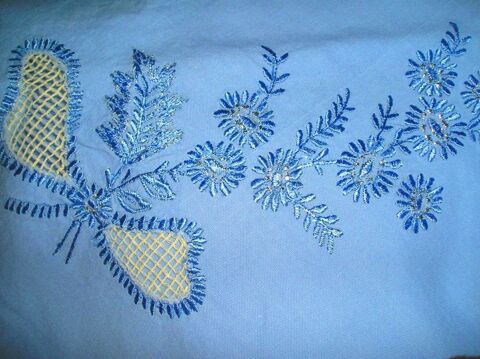 Nappe neuve ronde faite & brod�e main Coton d'Egypte festonn 88 Paris 16 (75)