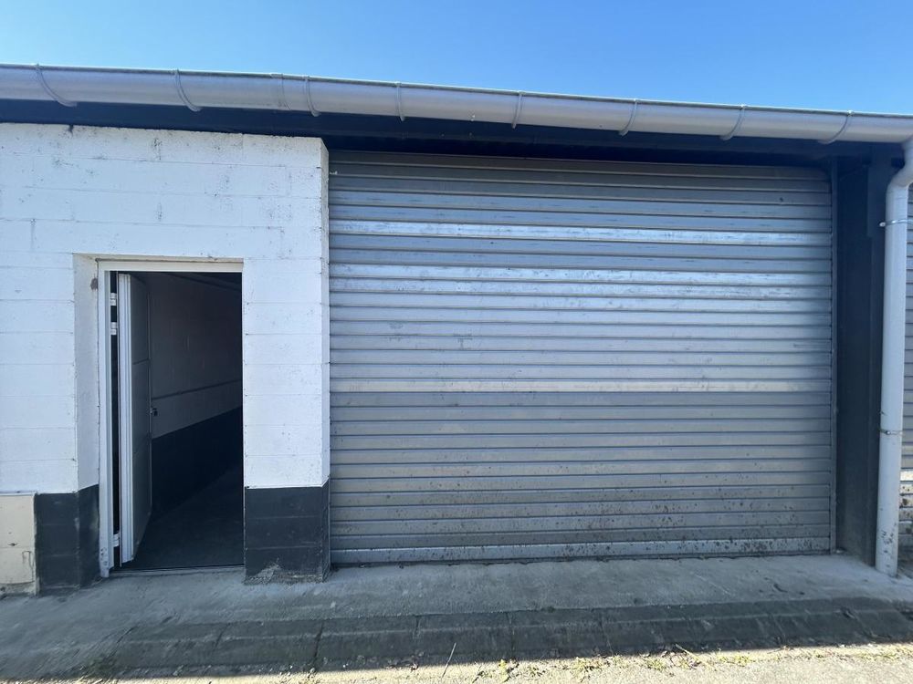   Bâtiment d'activités ou de stockage à VENDRE. 