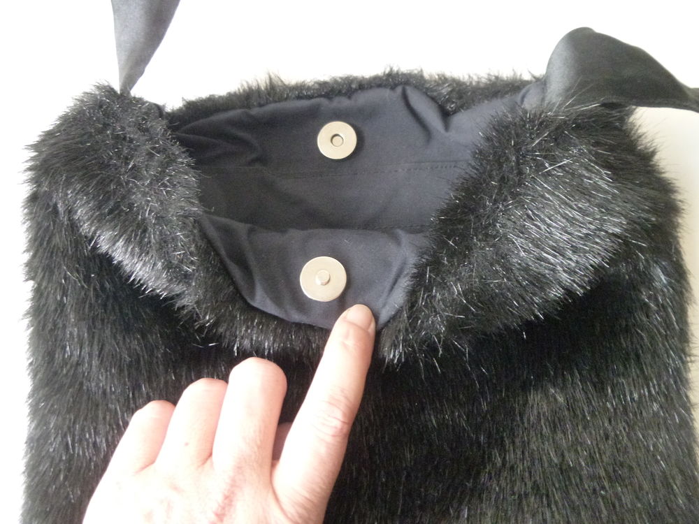 SAC A MAIN NOIR EN FAUSSE FOURRURE A BANDOULIERE EN SATIN / Bijoux et montres