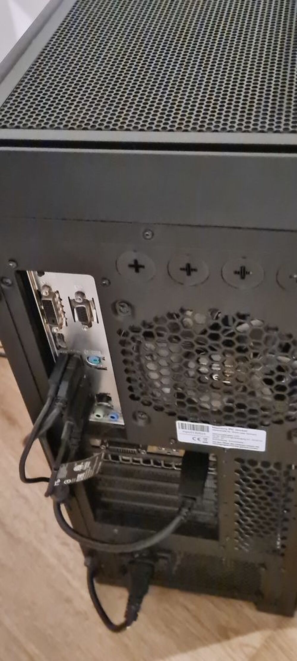 PC Gaming tr&egrave;s bonne &eacute;tat &eacute;cran plus color&eacute;es plus clavier Matériel informatique