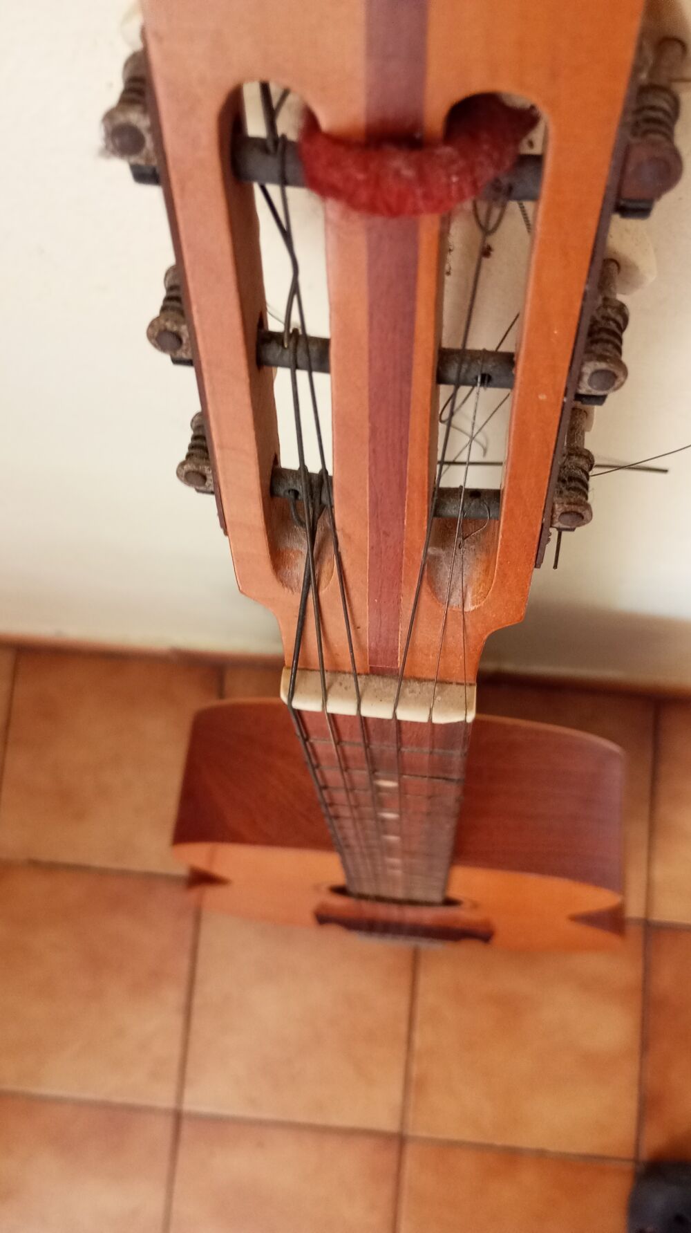Guitare s&egrave;che ancienne Musicalia Instruments de musique