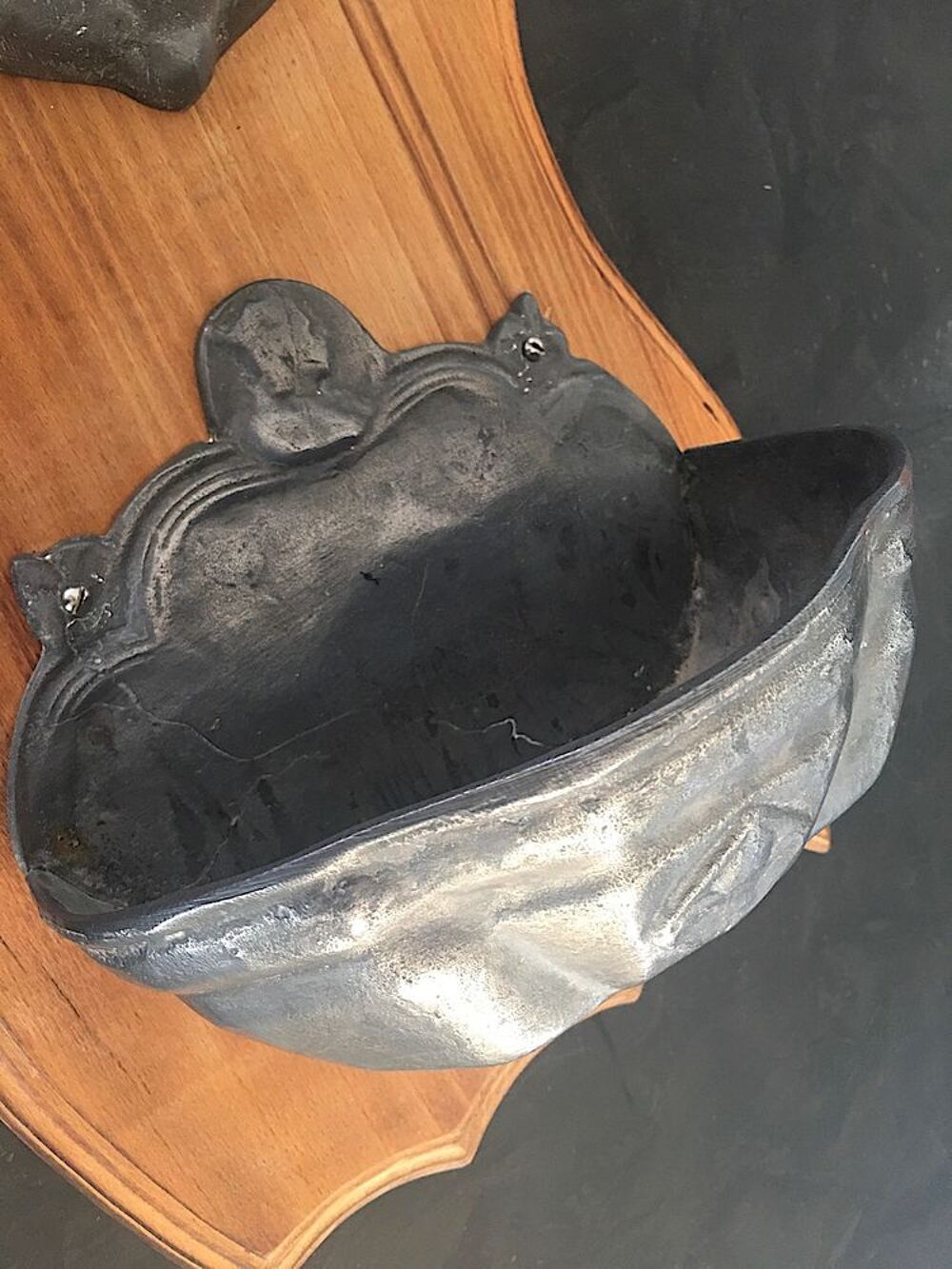 Fontaine murale en etain sur bois Décoration