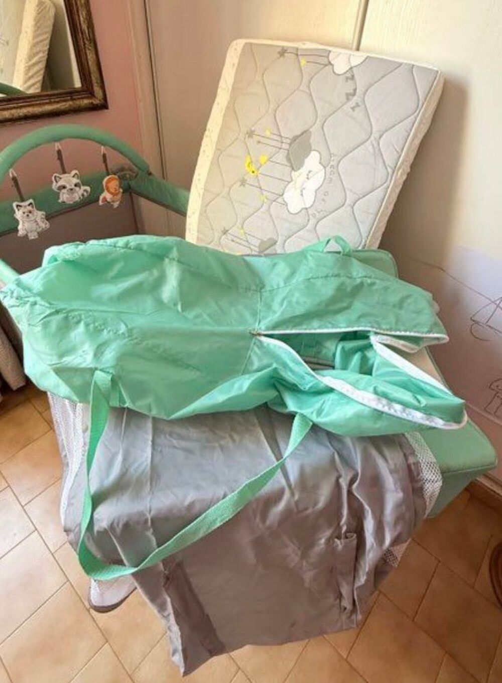 lit parapluie et matelas neuf Puériculture