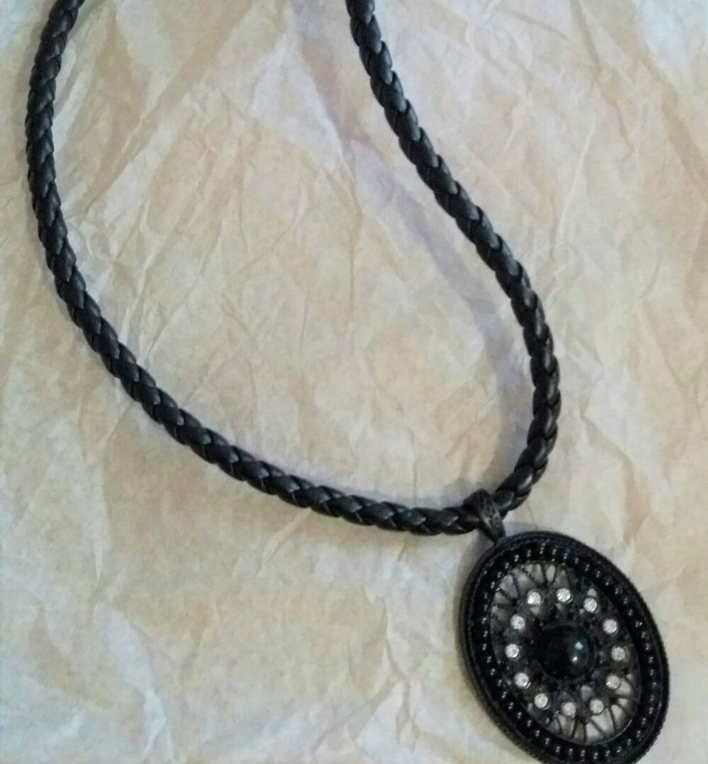 Collier ras de cou pendentif m&eacute;daillon noir strass - perles Bijoux et montres