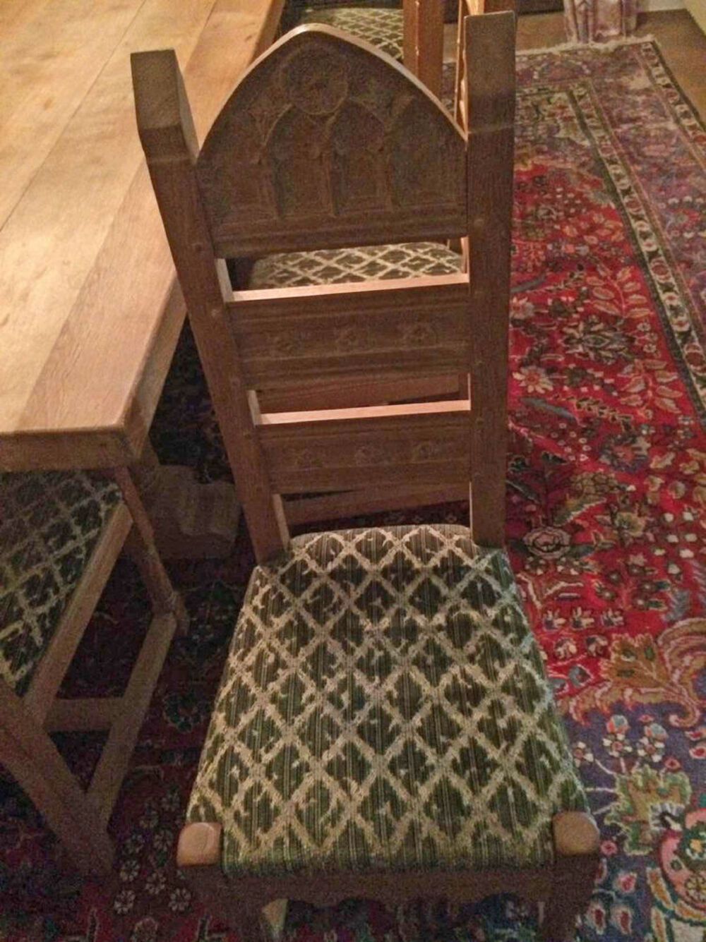 Grande table de salle &agrave; manger avec 12 chaises 
Meubles