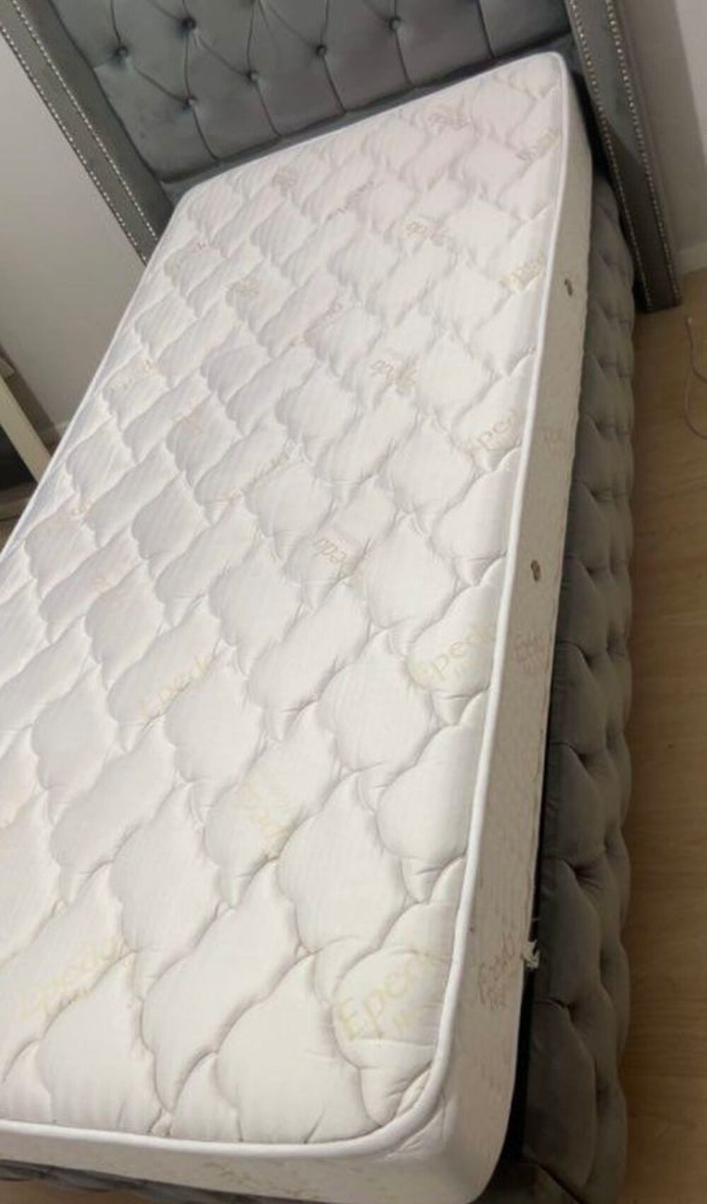 Lit coffre 90 x 200 cm avec t&ecirc;te de lit capitonn&eacute;e - Daim- Gris + Matelas Meubles