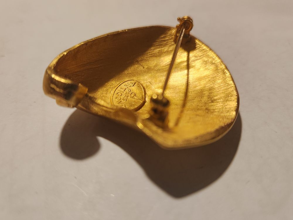 Broche Coquillage cisel&eacute; dor&eacute; ANTIGONA Bijoux et montres
