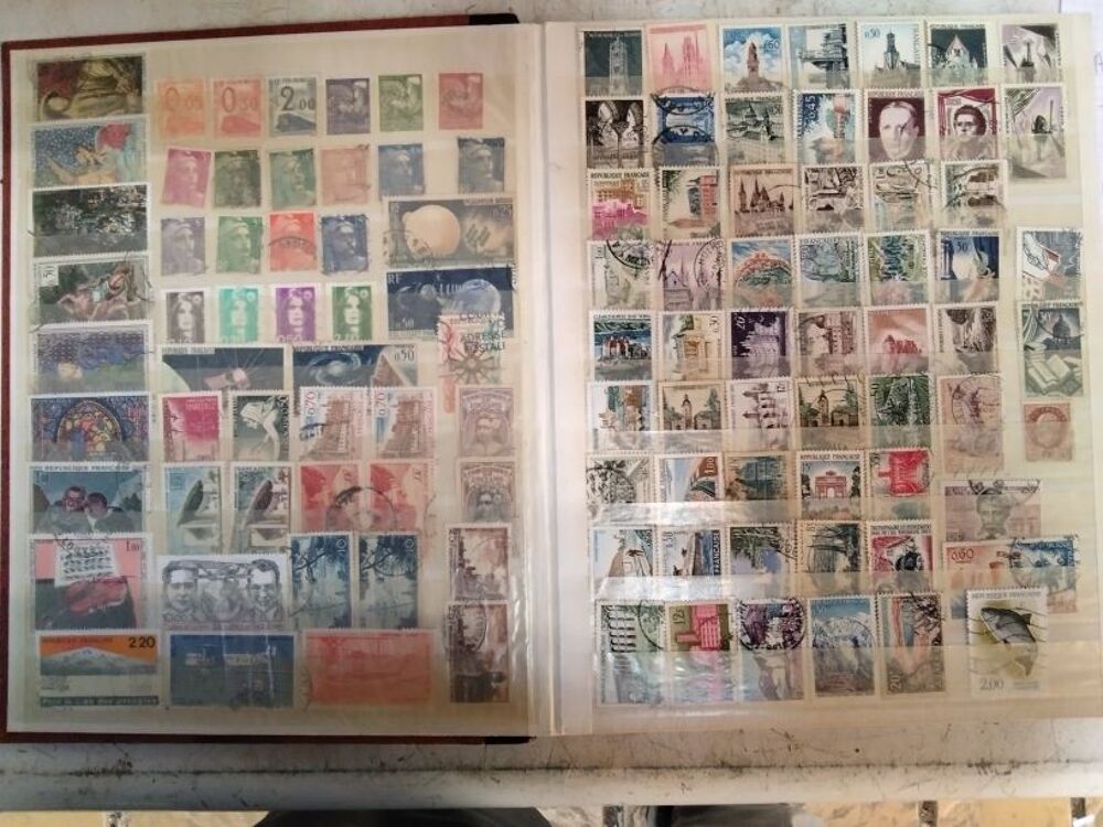 Lot de timbres de collection en classeur 