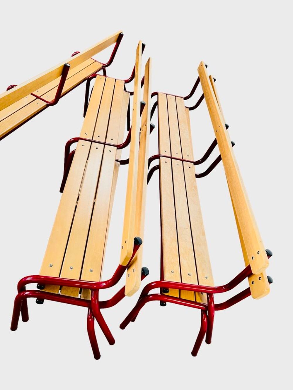  Bancs d'&eacute;cole bois clair et acier rouge ann&eacute;es 80 Meubles