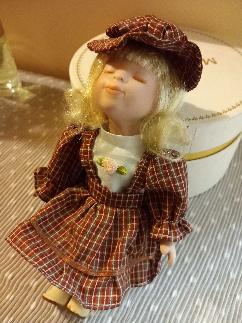 poup&eacute;e en porcelaine de collection 