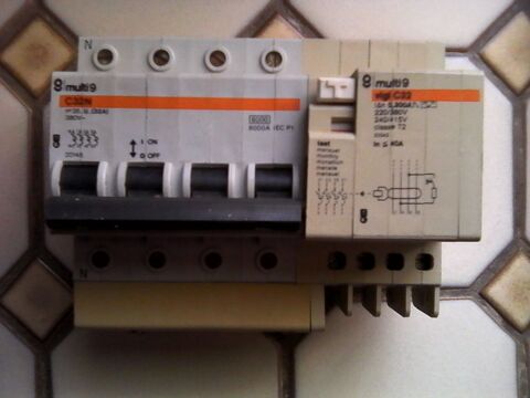 Disjoncteur différentiel modulaire tétra 32 À Merlin Gérin . 0 Vermelles (62)