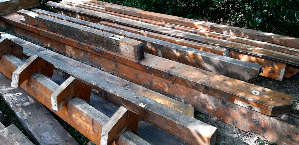 poutres sapin d'une charpente d&eacute;mont&eacute;e Bricolage
