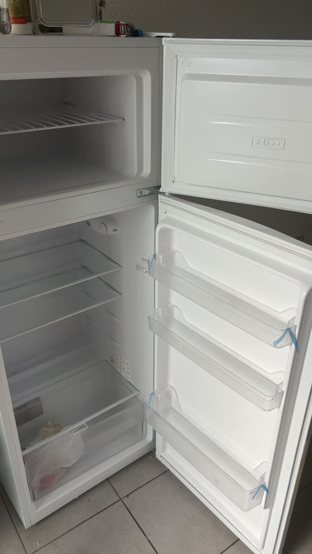 table avec deux chaises Meubles