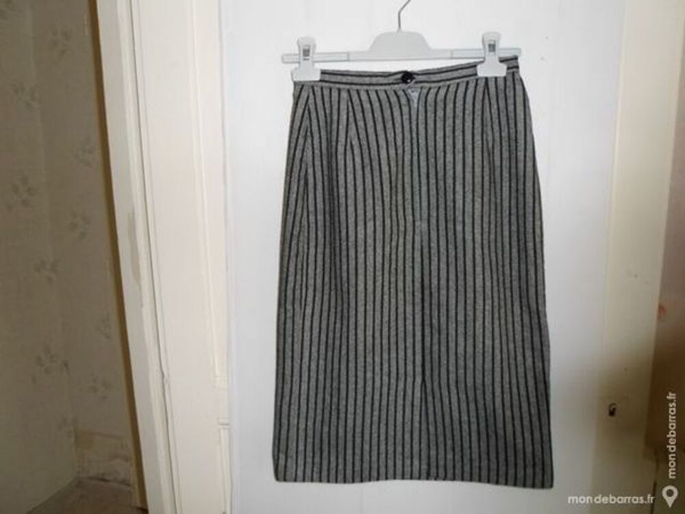 JUPE EN TISSUS RAYURES NOIRS NEUVE EN LAINE T 38 Vtements