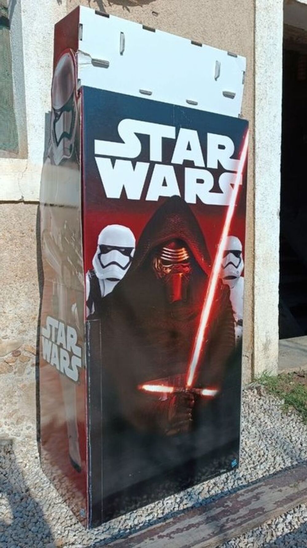 Pr&eacute;sentoir PLV STAR WARS avec Kylo Ren 