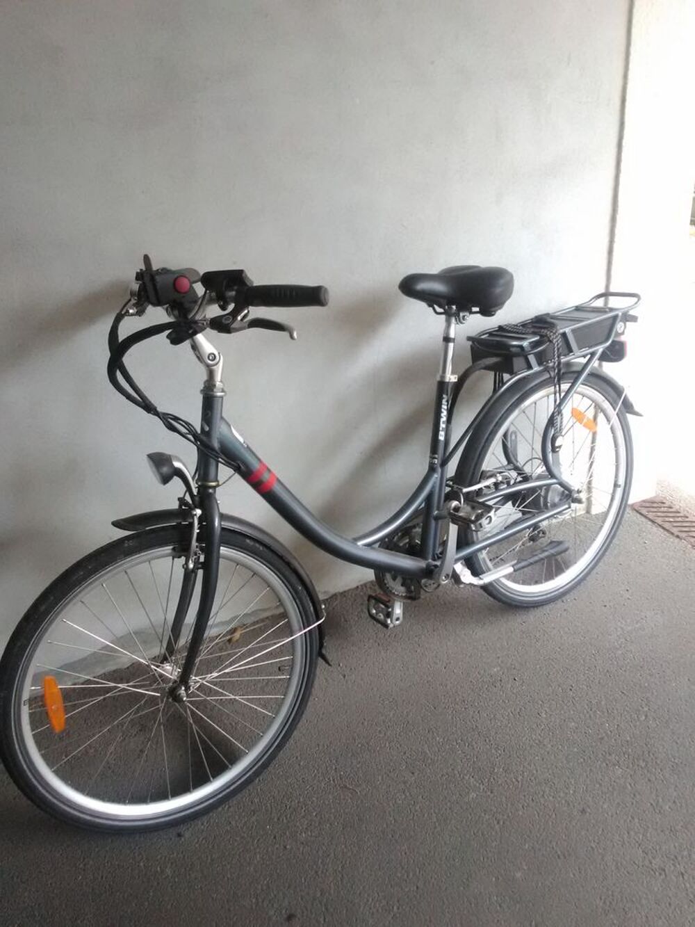 v&eacute;lo dame avec chargeur batterie + panier m&eacute;tallique Vélos