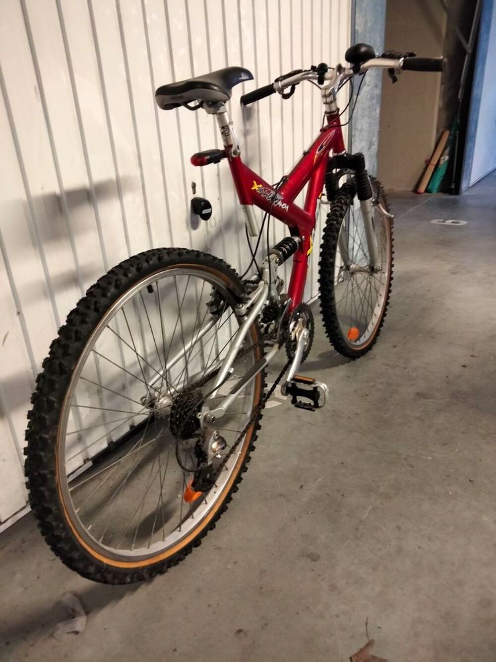 VTT couleur bordeaux, peut servi 
Explor S 401 Vélos