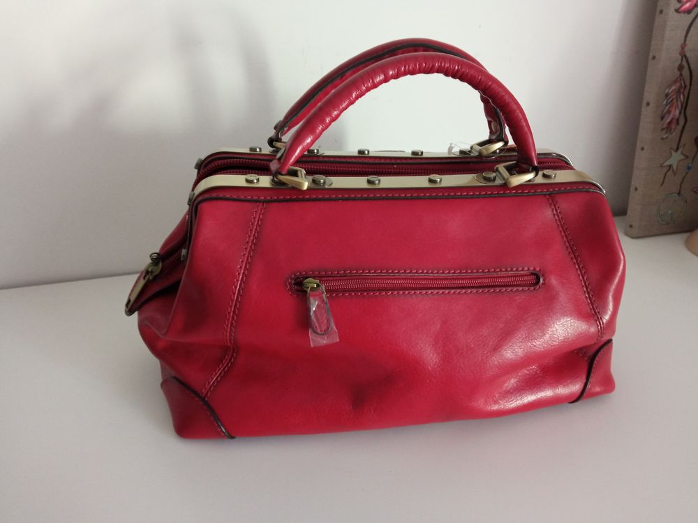 sac cuir rouge/bordeaux neuf avec etiquette. Maroquinerie