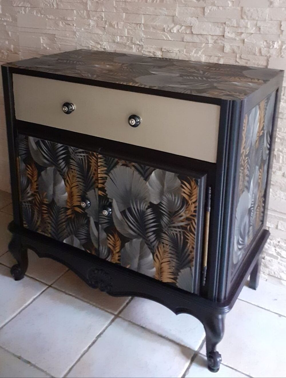 commode en merisier relook&eacute;e noir Meubles