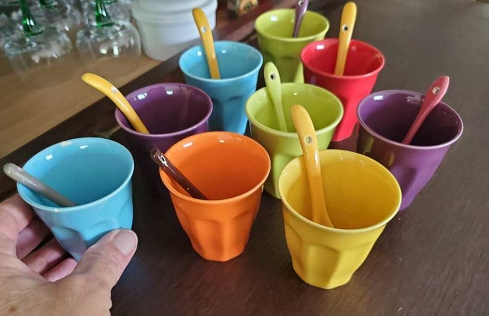 9 petites tasses et cuill&egrave;res Décoration
