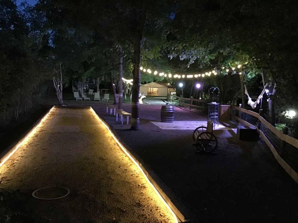   Jardin de 2000m2 aménagé pour événements familiaux privé 