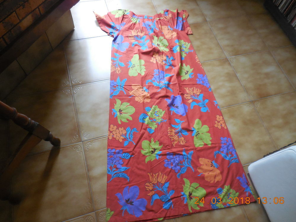 robe &agrave; fleurs t 42 44 
Vêtements