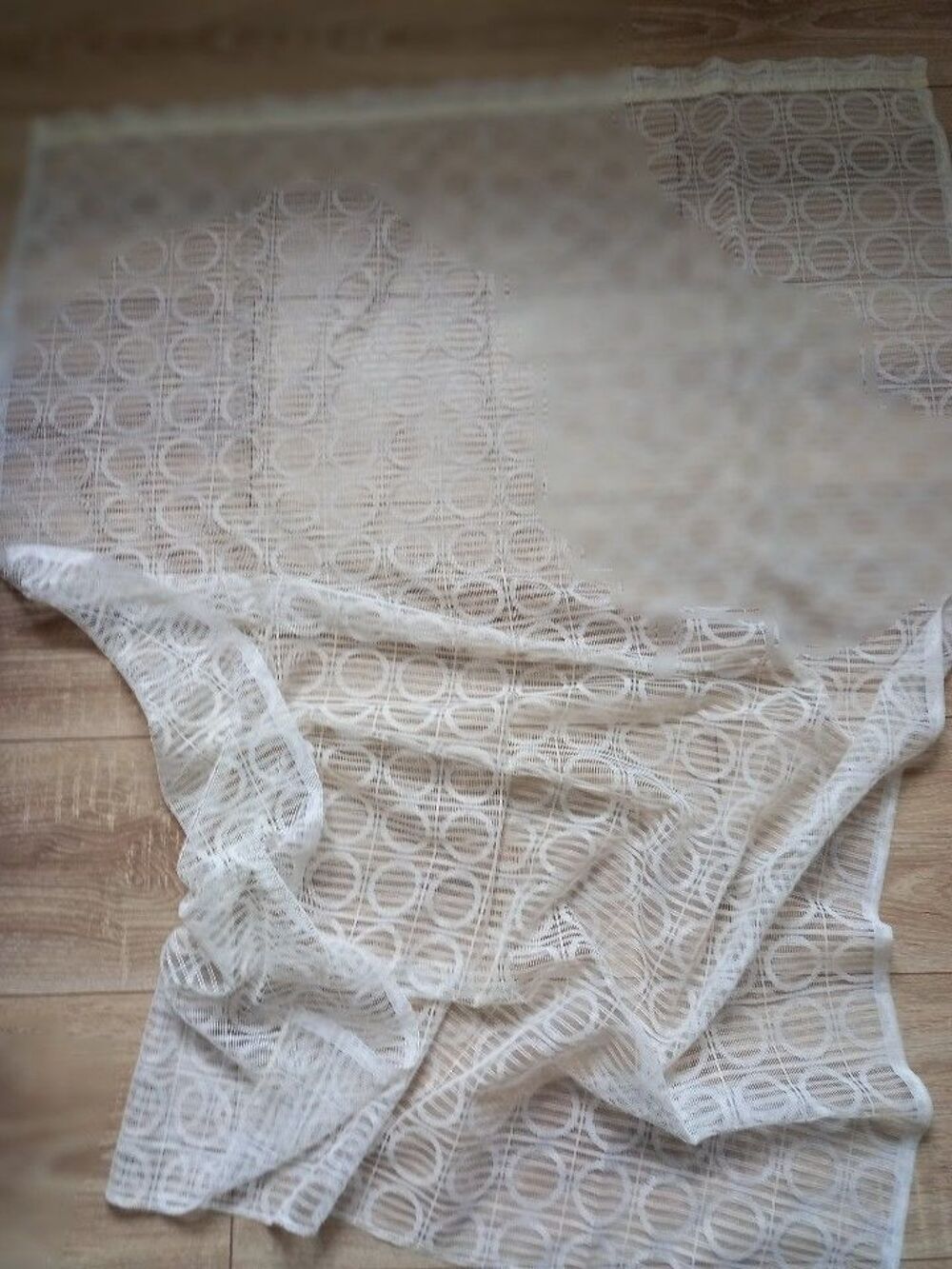 Un voilage blanc vintage avec des cercles Décoration