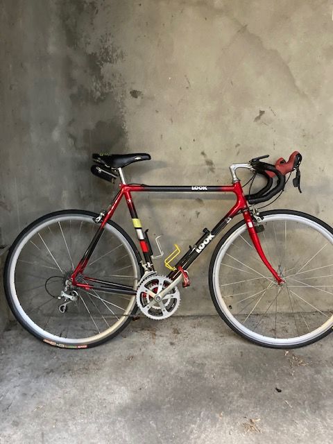 Vlo de route look carbone rouge et noir 450 Mcon (71)