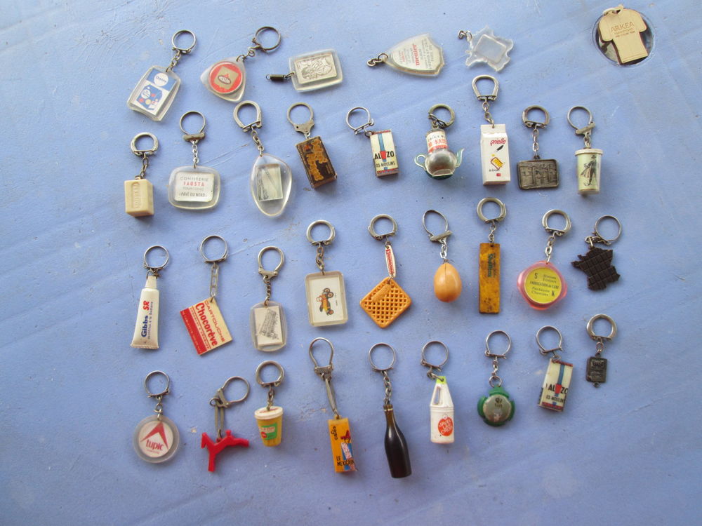 Lot de 32 vieux porte-cl&eacute;s publicitaires 