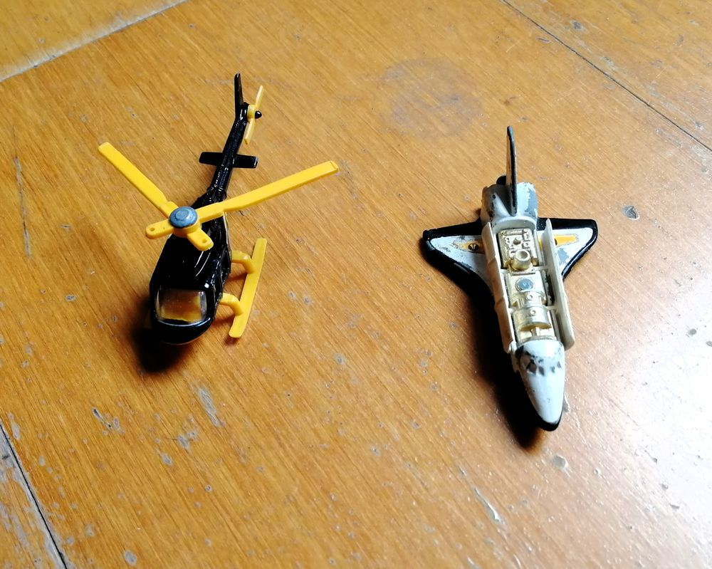 Lot de 2 a&eacute;ronefs CORGI : H&eacute;licopt&egrave;re et navette spatiale Jeux / jouets