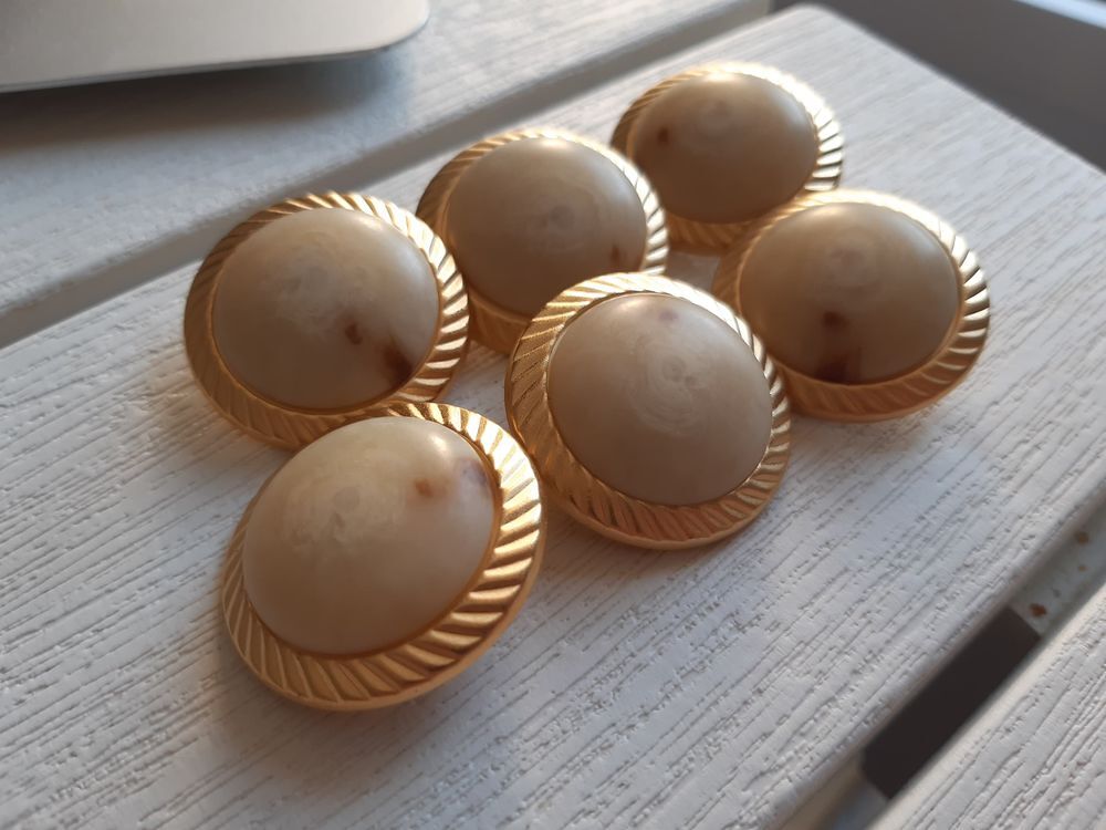 LOT de 6 boutons 3,2cm dor&eacute;/blanc cabochon Bijoux et montres