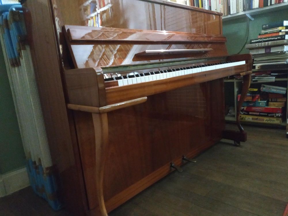 Piano droit Wilhsteinmann. Instruments de musique