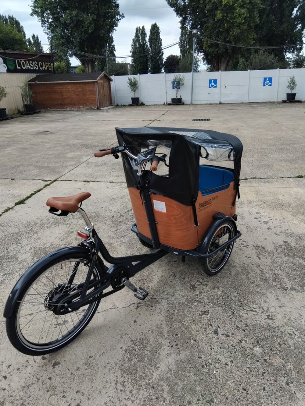 V&eacute;lo &eacute;lectrique avec transport pour enfant. Vélos
