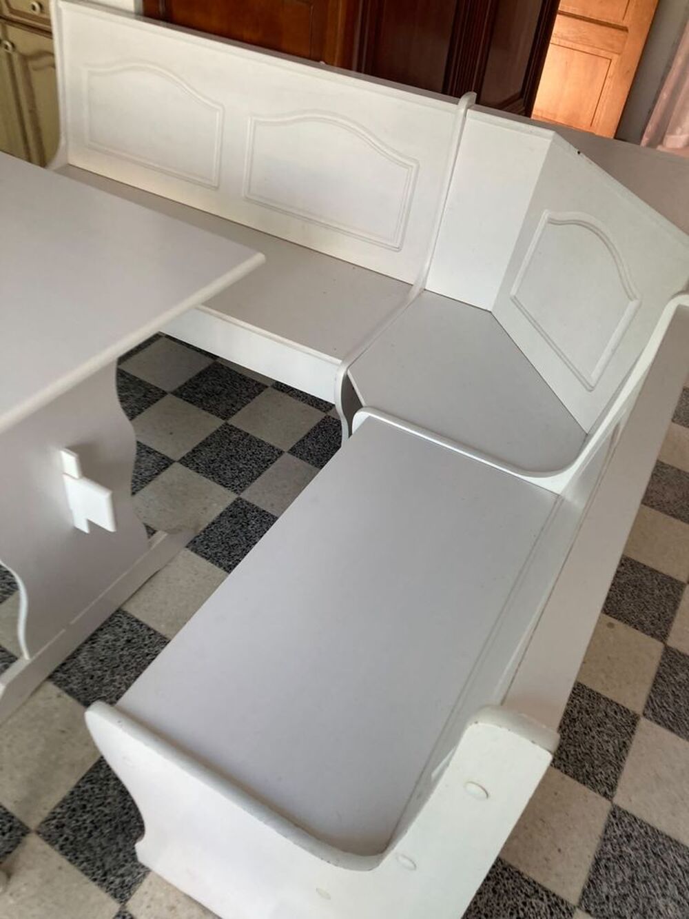 Table avec banc d'angle et chaises. Meubles
