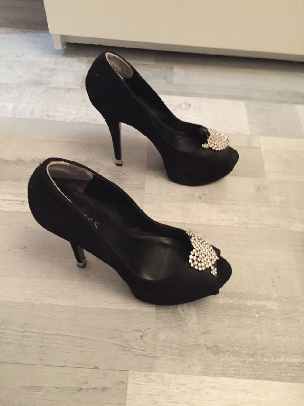  magnifiques escarpins GUESS Chaussures