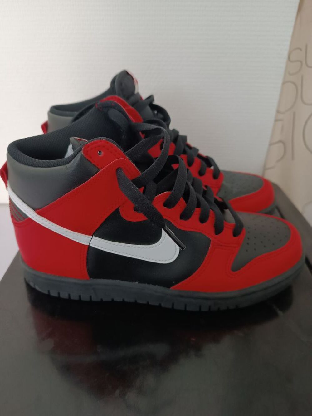 Basket dunk Nike montante, port&eacute; a l'essayage, mais petit. Chaussures