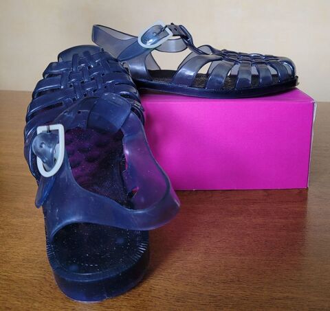 CHAUSSURES de Plage et d'eau. (Squelettes) taille 35/36 .
5 Claix (38)