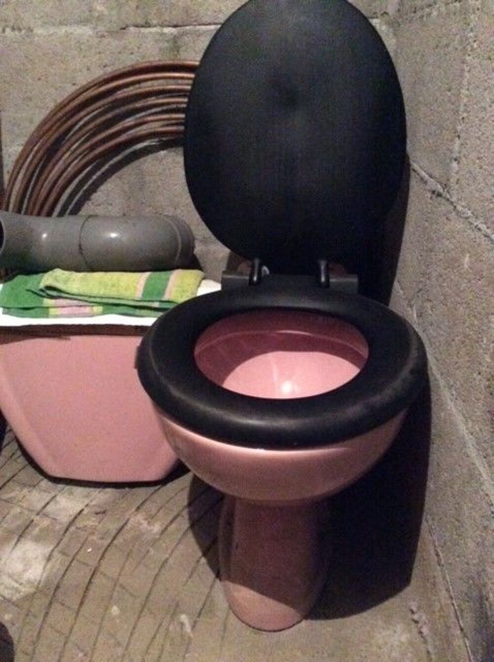 WC Neuf en c&eacute;ramique rose Bricolage
