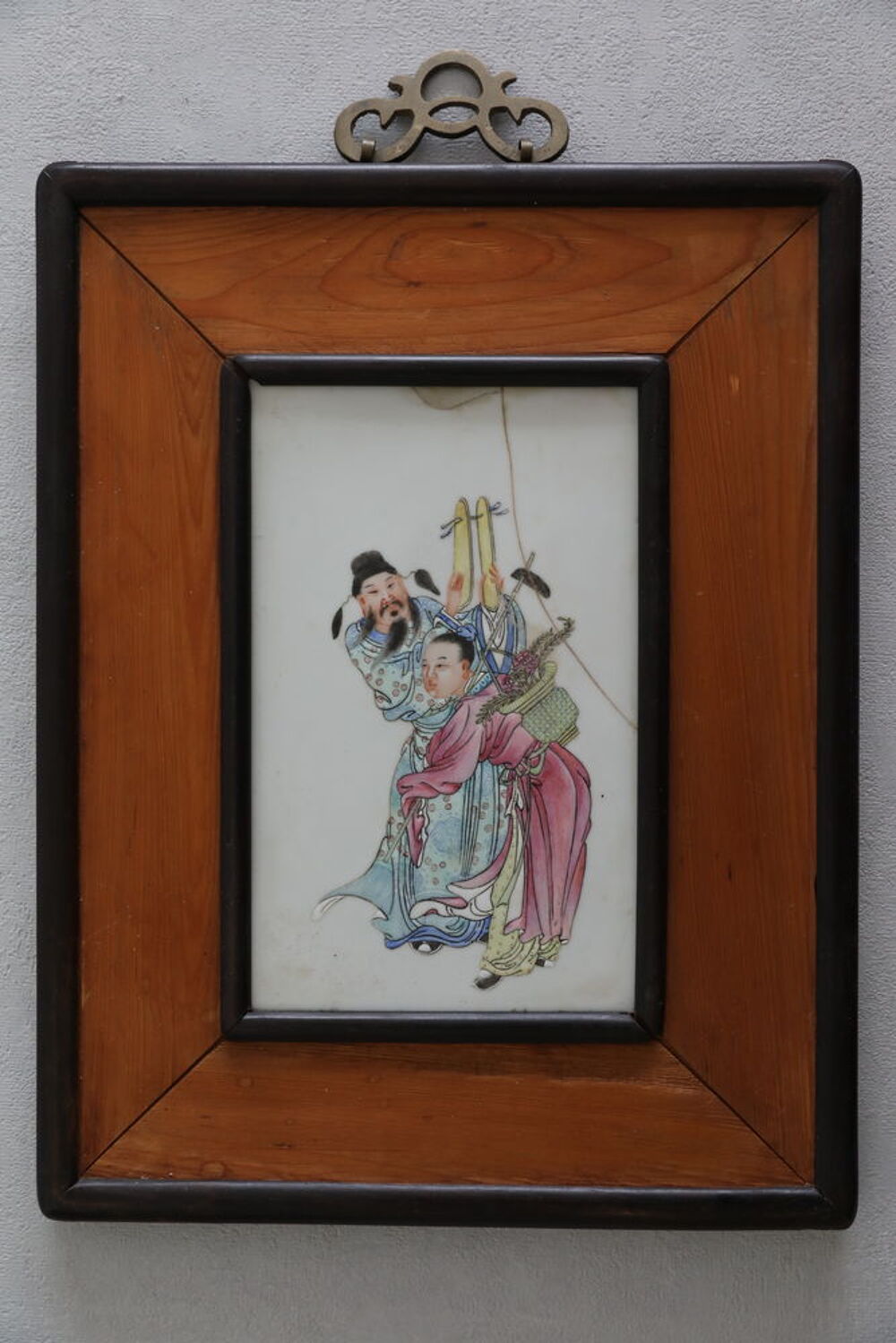 PLAQUE CHINOISE AVEC CADRE FAMILLE ROSE 