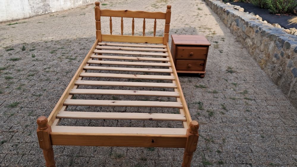Lit avec table de chevet Meubles