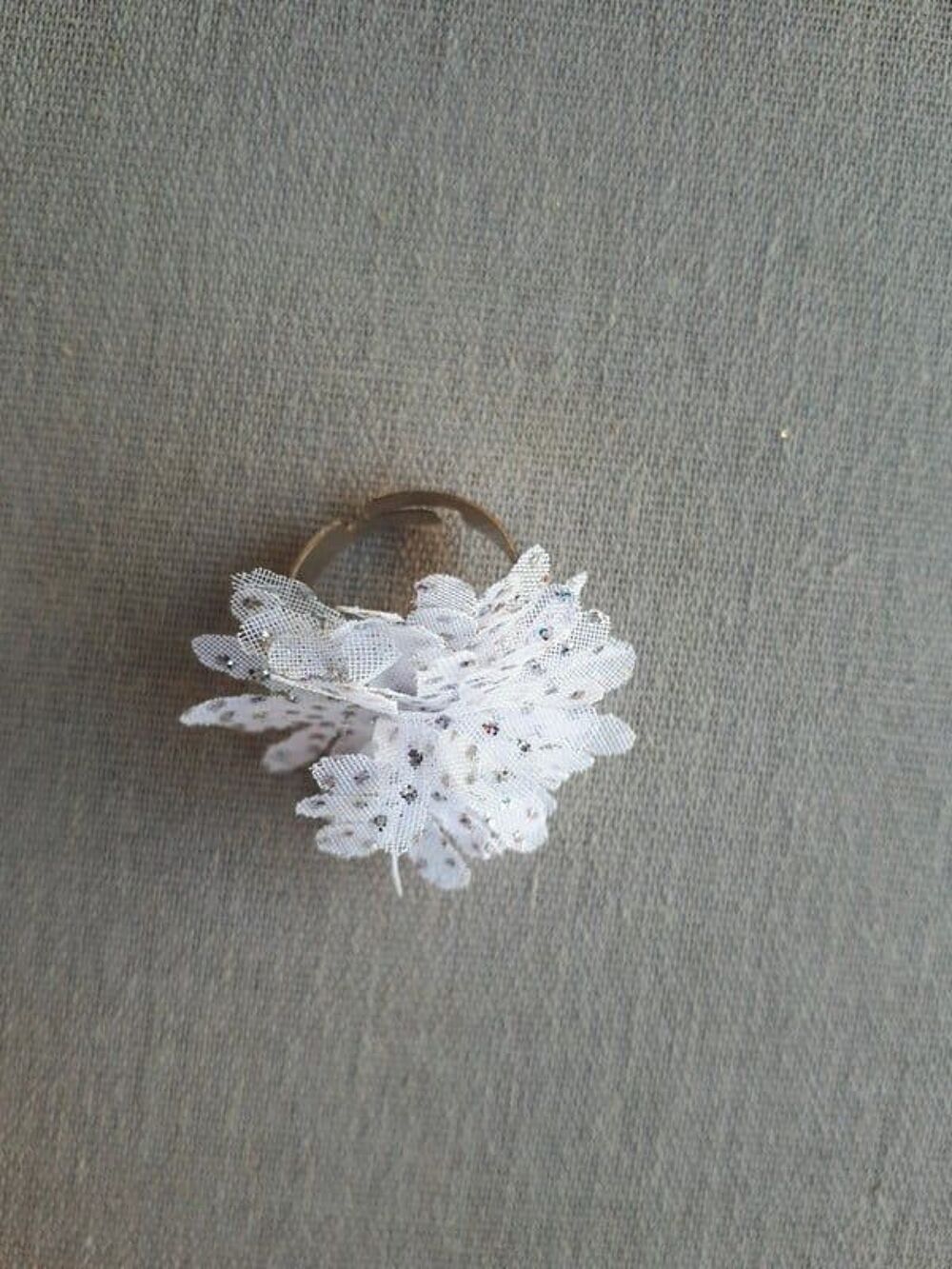 Bague fleur blanc et argent&eacute; Bijoux et montres
