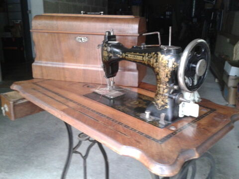 Machine à coudre ancienne Excelsior 120 Baugé (49)