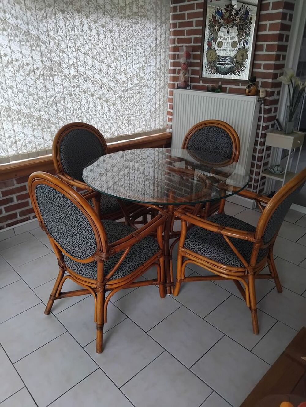table ronde en verre plus 4 fauteuils Meubles