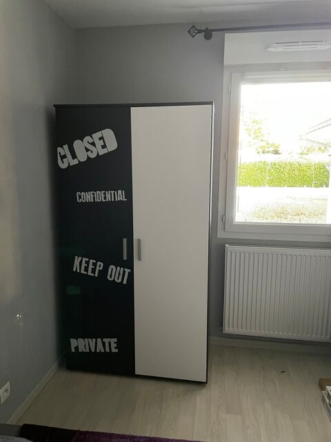 Armoire bicolore avec inscriptions d�coratives Villy-le-Pelloux (74)